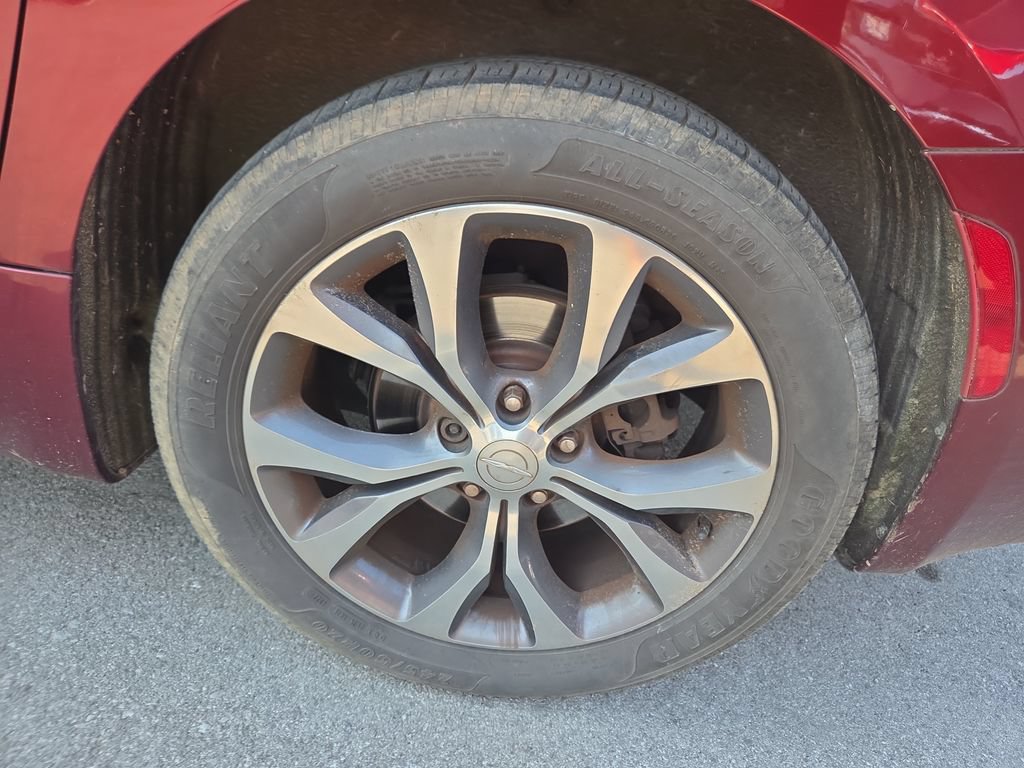 Used 2017 Chrysler Pacifica Limited w/ UConnect Theater Package FWD image 7