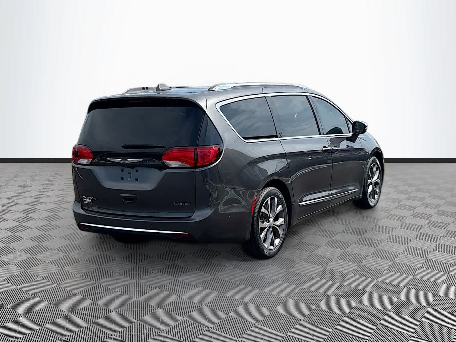 Used 2019 Chrysler Pacifica Limited w/ Tire & Wheel Group FWD image 5