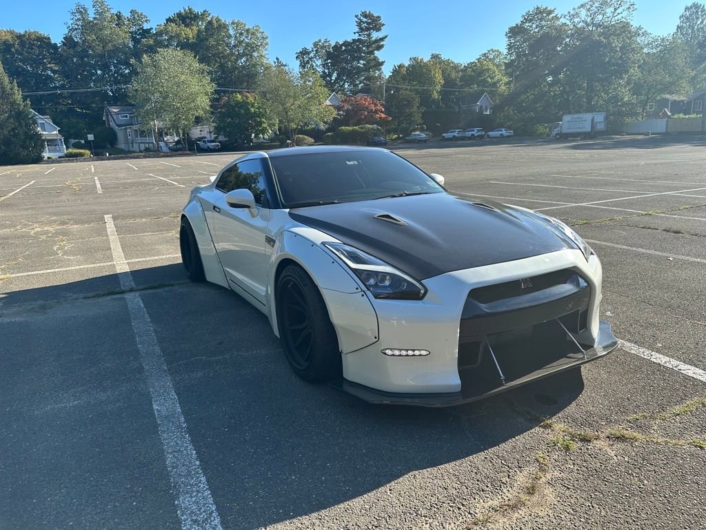 Used 2014 Nissan GT-R Premium w/ Premium Interior Package image 2