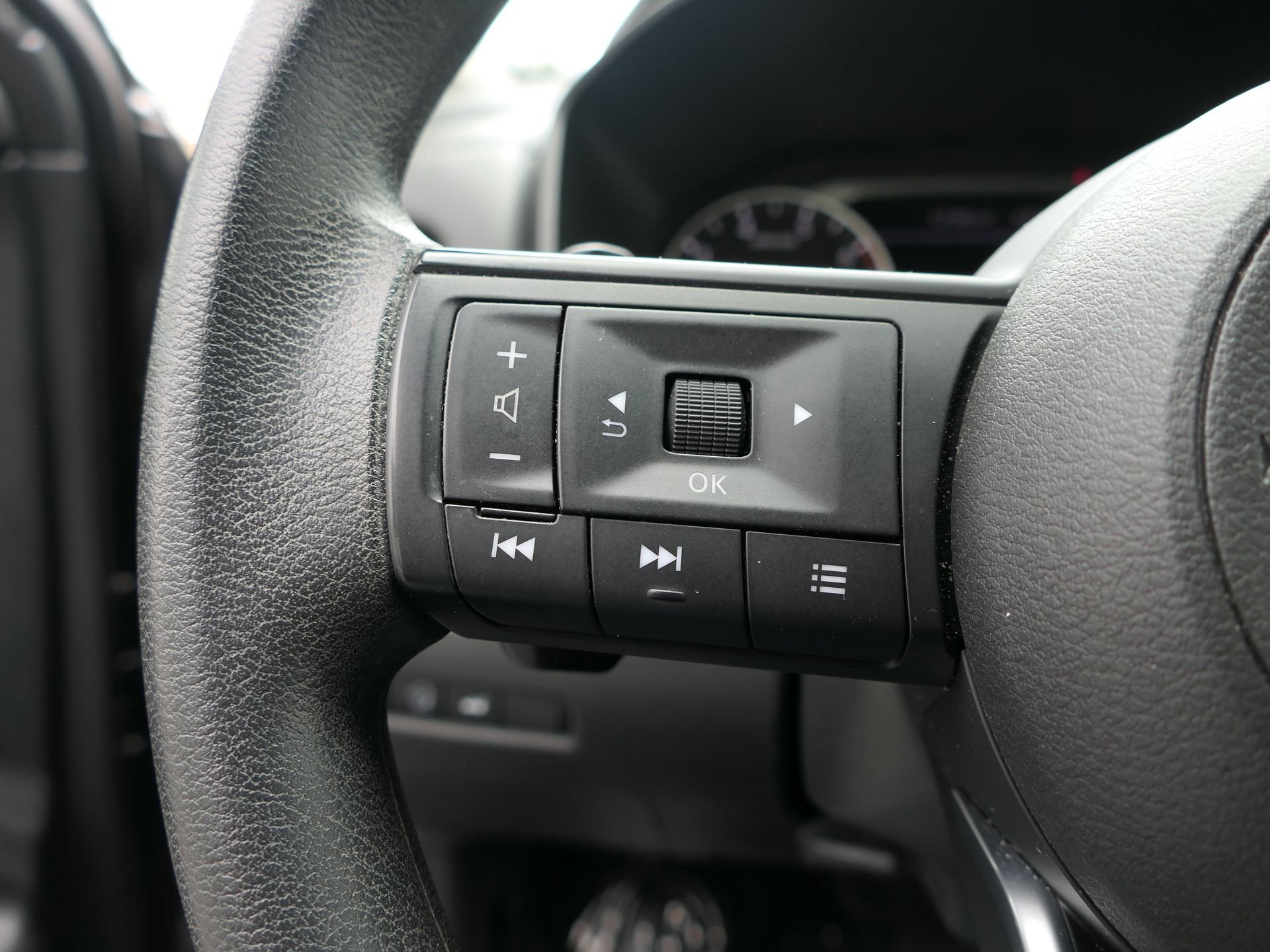 Used 2024 Nissan Rogue SV FWD image 15