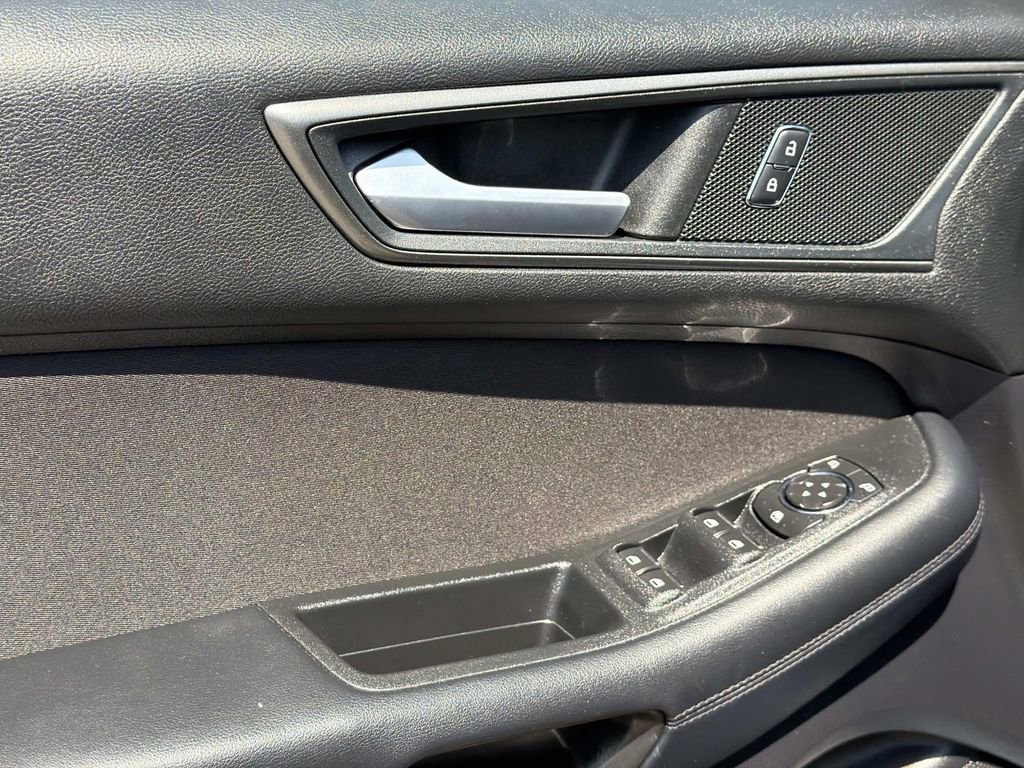 Used 2019 Ford Edge SE image 18