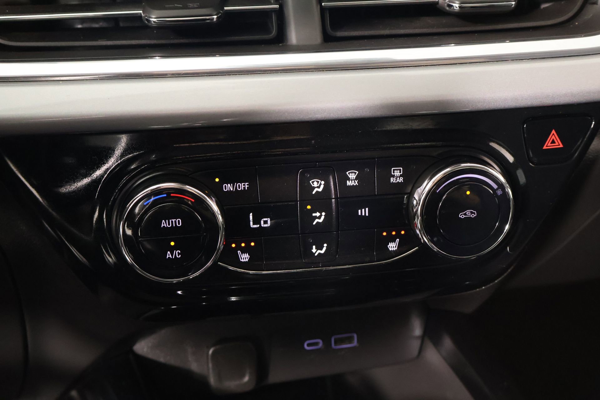 Used 2024 Chevrolet Trax LT w/ LT Convenience Package FWD image 7