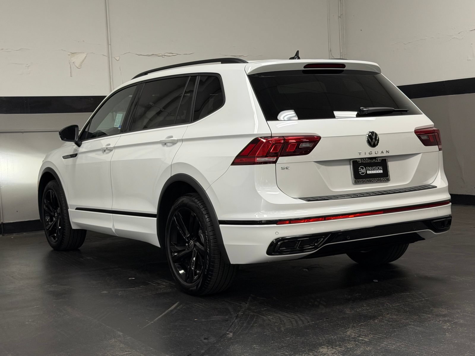 Used 2024 Volkswagen Tiguan SE R-Line FWD image 10