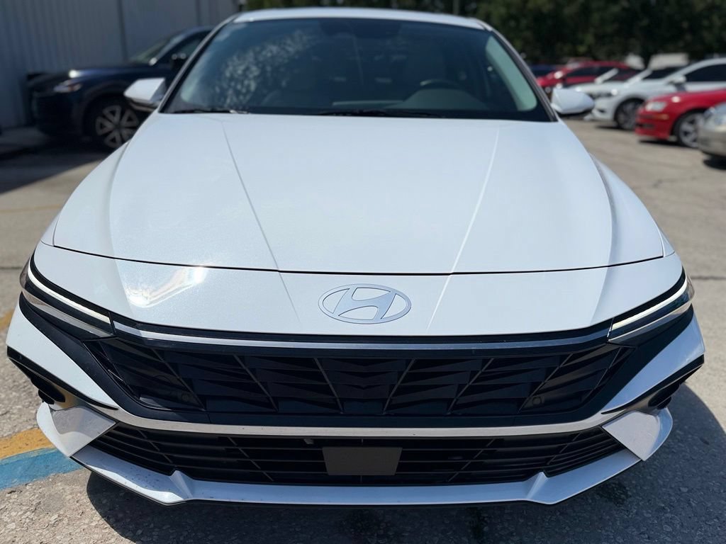 Used 2025 Hyundai Elantra Limited FWD image 8