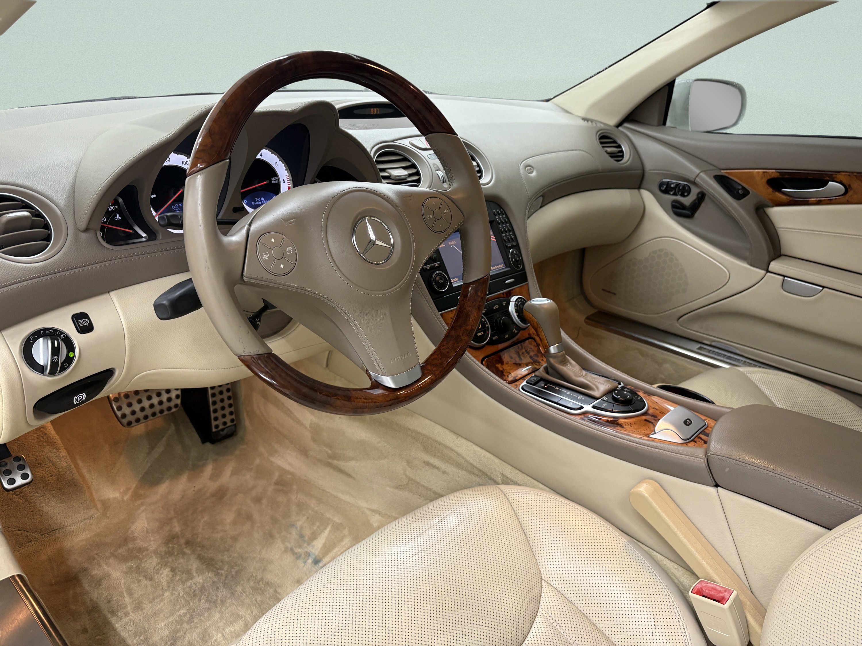 Used 2011 Mercedes-Benz SL 550 image 16