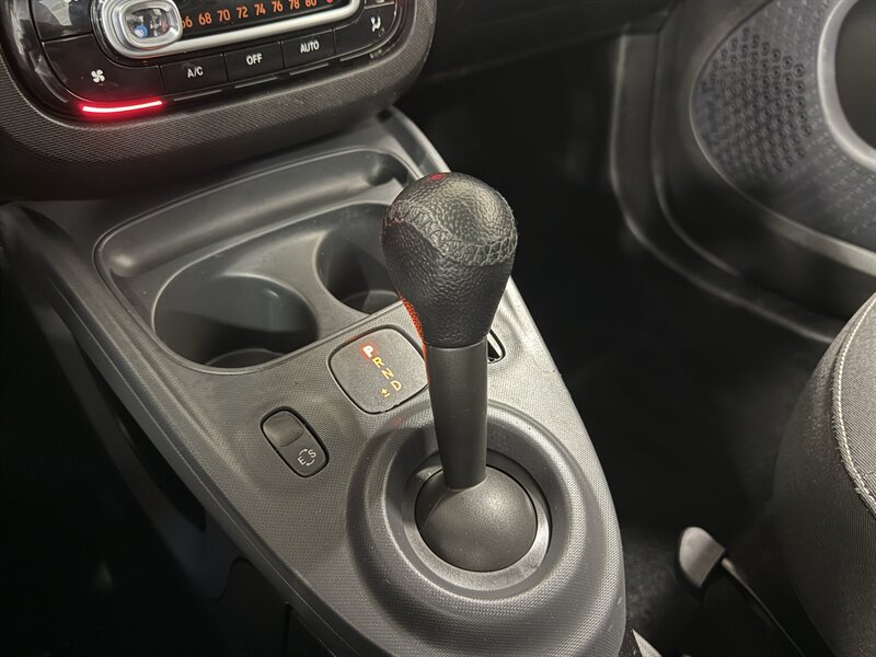 Used 2016 smart fortwo passion RWD image 25