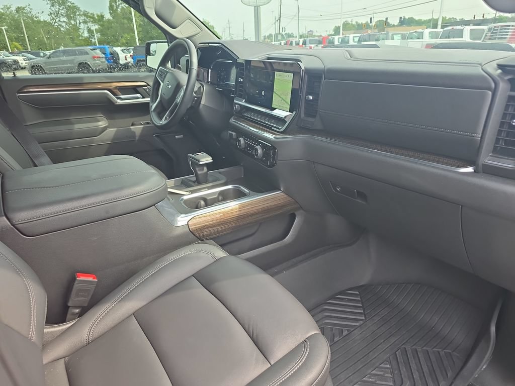 Used 2025 Chevrolet Silverado 1500 LT Trail Boss w/ Convenience Package II AWD/4WD image 24
