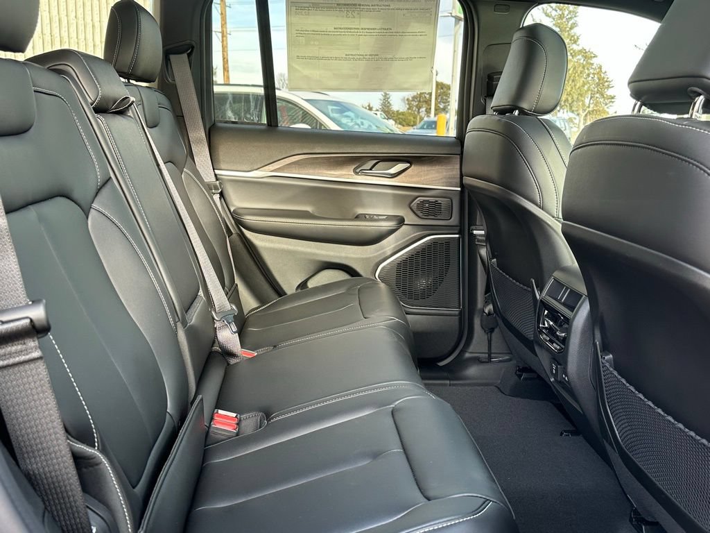 New 2026 Jeep Grand Cherokee Limited w/ Limited Altitude Package AWD/4WD image 18
