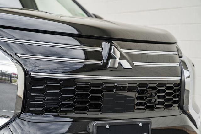 New 2025 Mitsubishi Outlander SE image 11