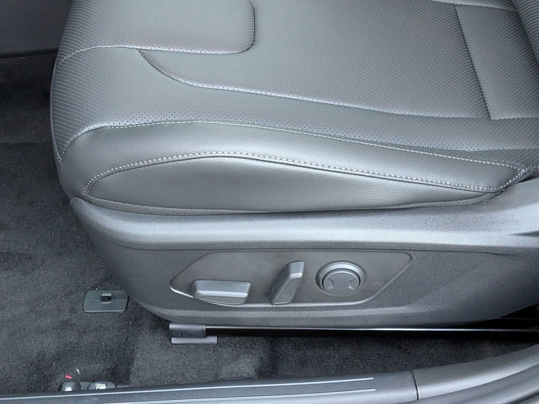 New 2026 Hyundai Elantra Limited w/ Cargo Package FWD image 18