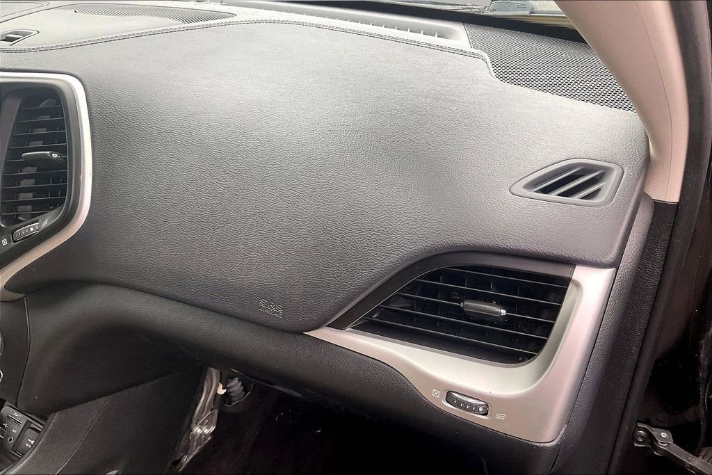 Used 2016 Jeep Cherokee Latitude w/ Safety/Convenience Group image 29