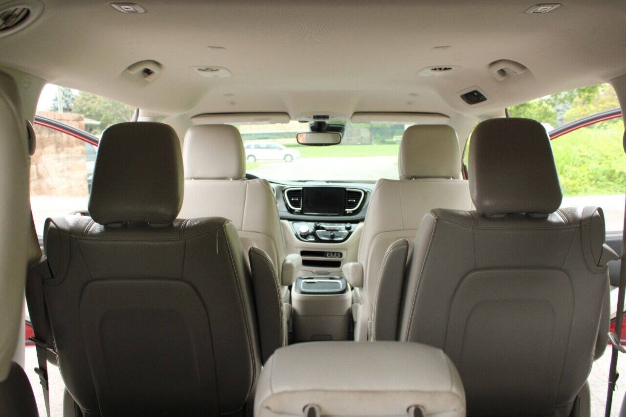 Used 2021 Chrysler Pacifica Touring-L FWD image 29