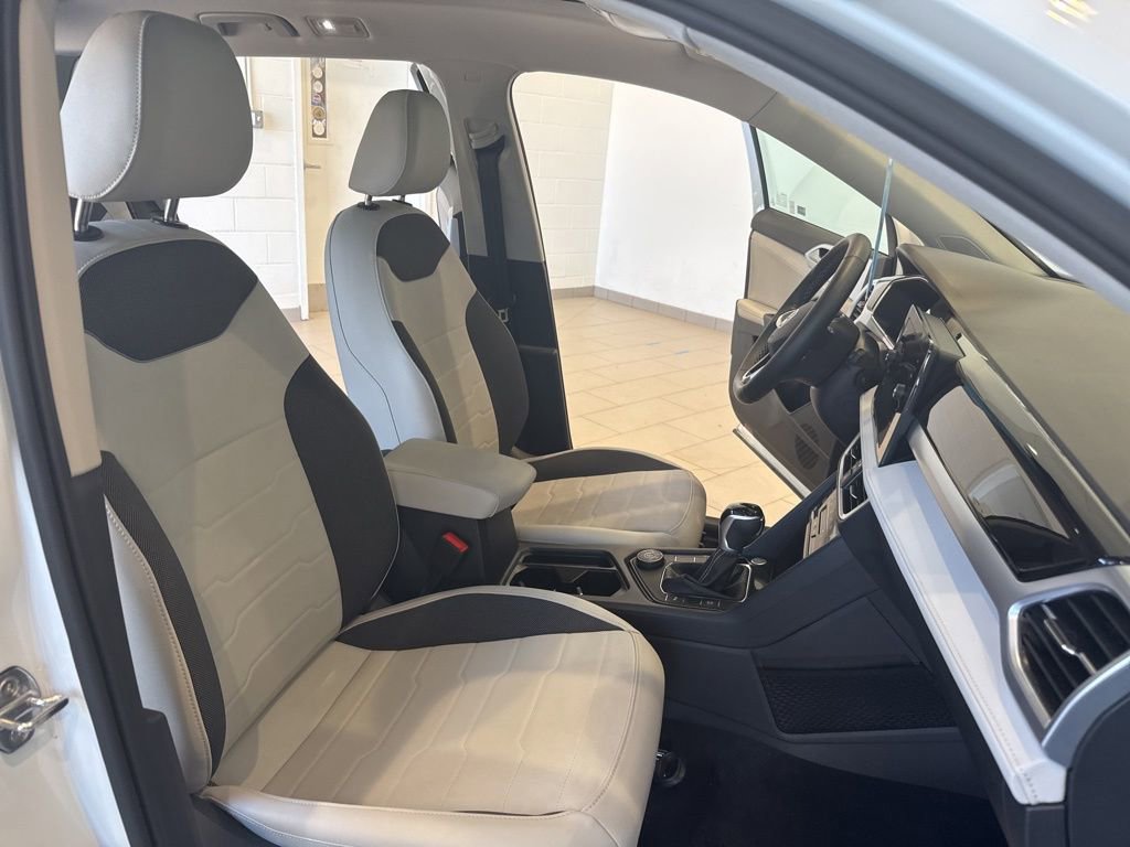 Used 2025 Volkswagen Taos SE w/ Panoramic Sunroof Package image 15