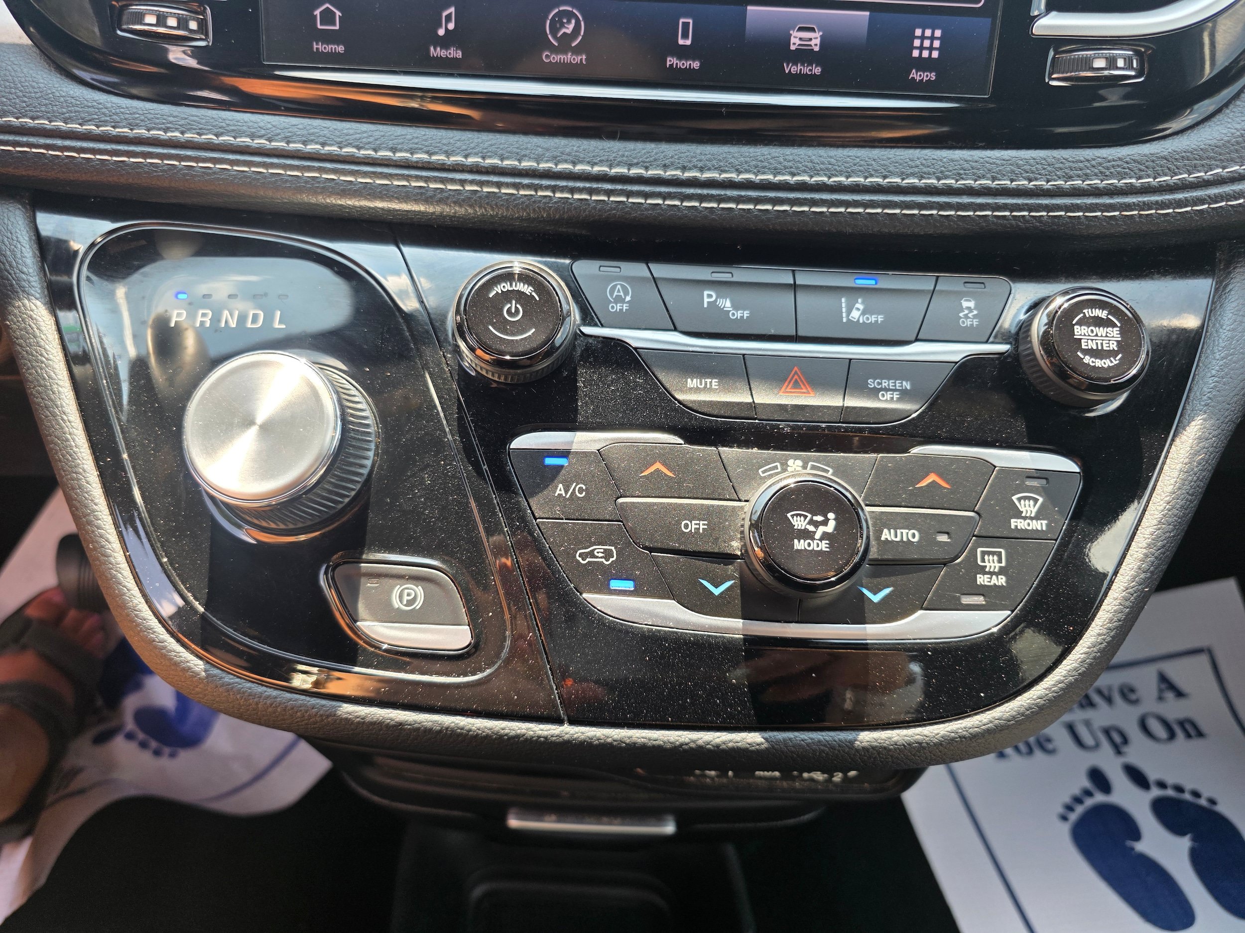 Used 2024 Chrysler Pacifica Touring FWD image 12