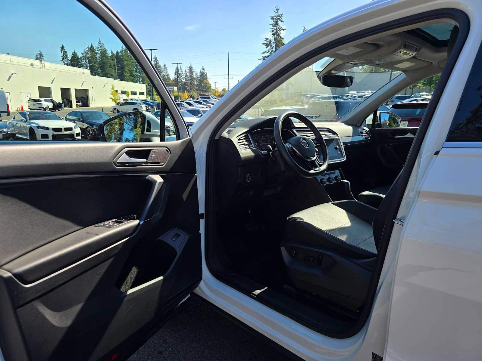 Used 2020 Volkswagen Tiguan SEL AWD/4WD image 19