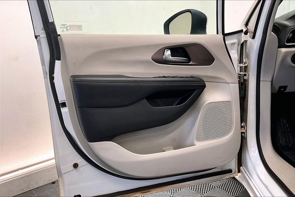 Used 2021 Chrysler Voyager Lxi image 24