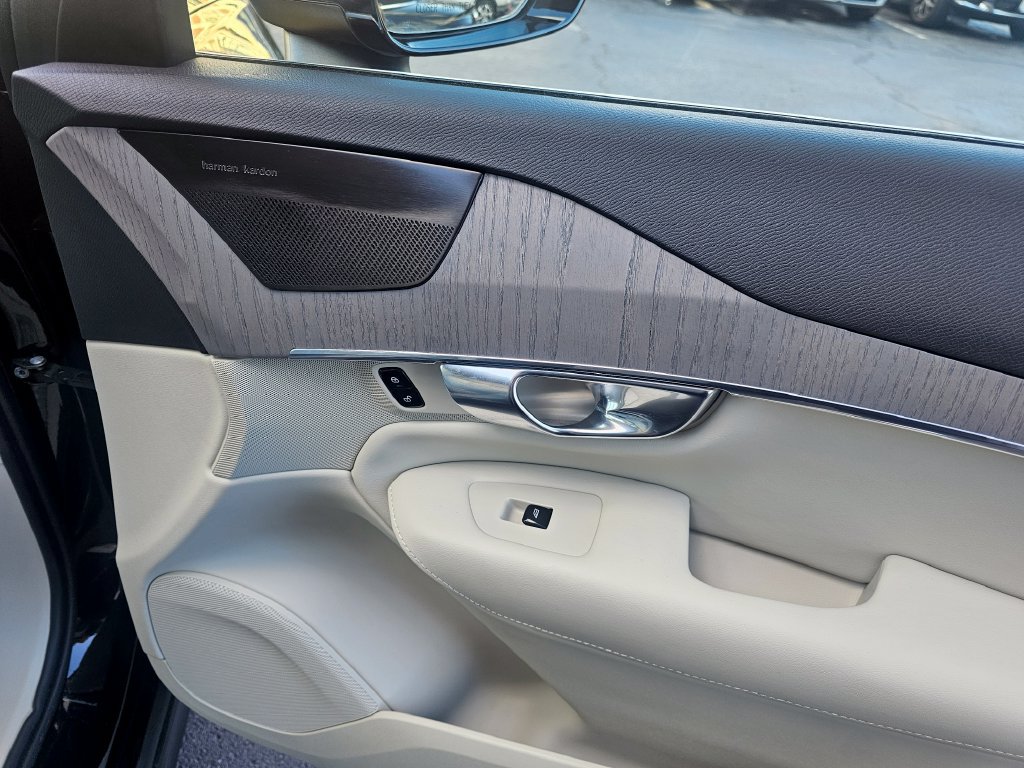 Certified 2025 Volvo XC90 T8 Plus w/ Protection Package Premier AWD/4WD image 9