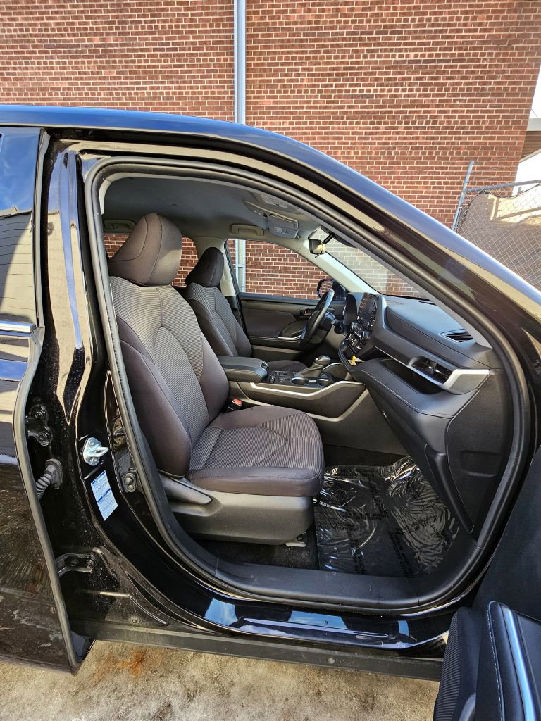 Used 2020 Toyota Highlander LE image 10