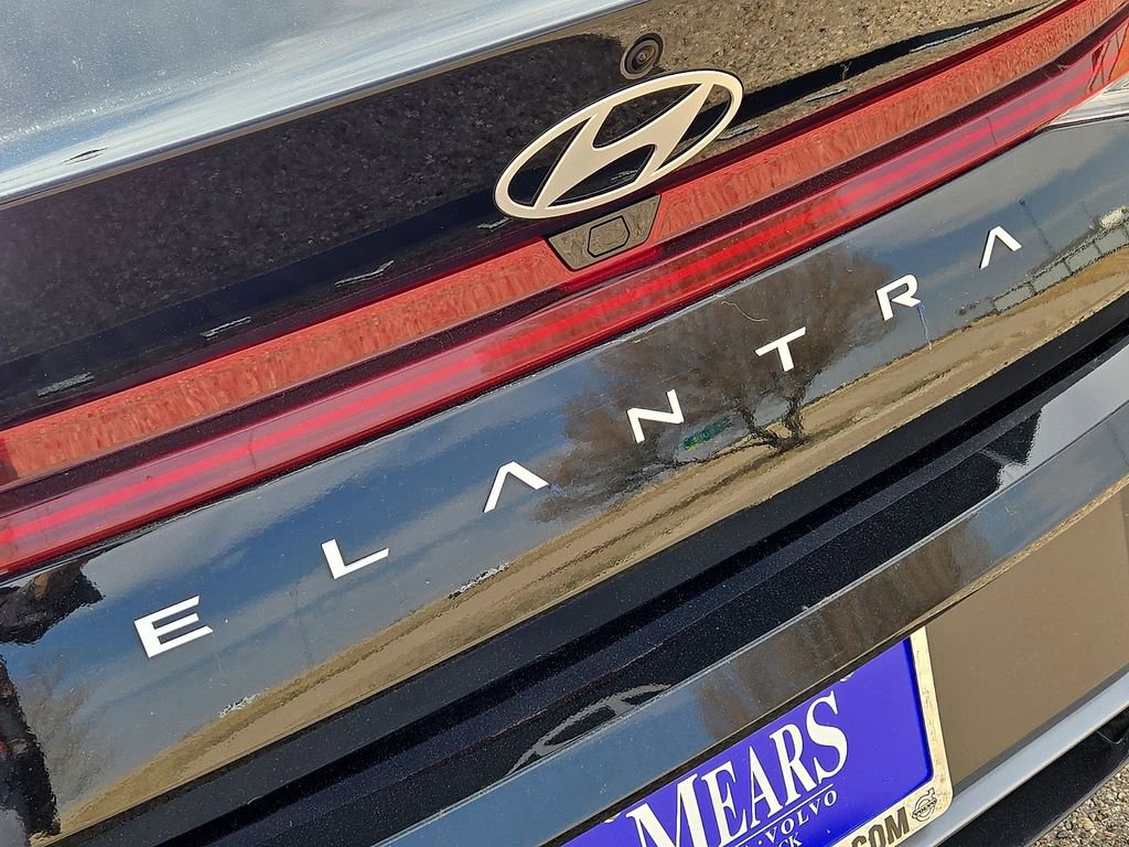 Used 2025 Hyundai Elantra Limited image 11