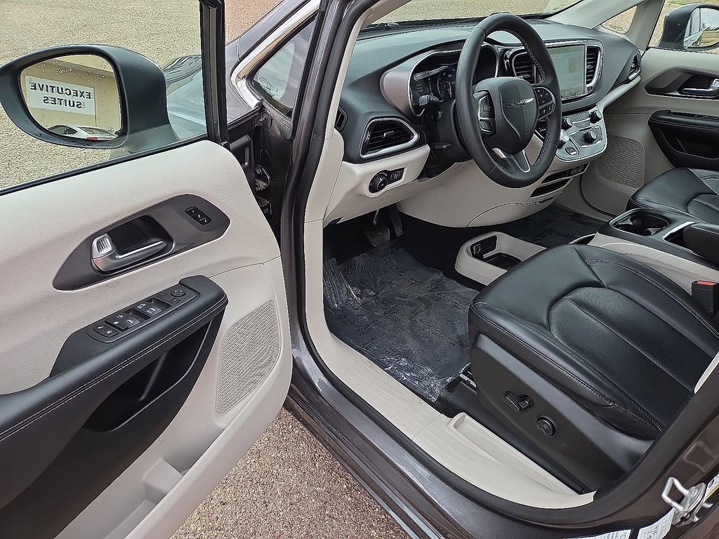 Used 2023 Chrysler Pacifica Touring-L FWD image 21