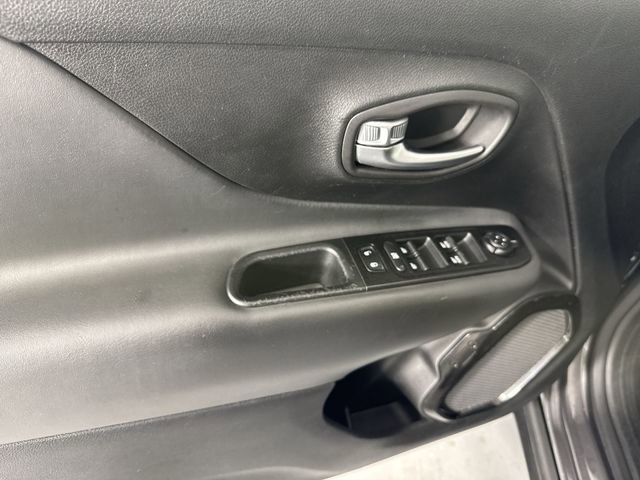 Used 2020 Jeep Renegade Altitude FWD image 19