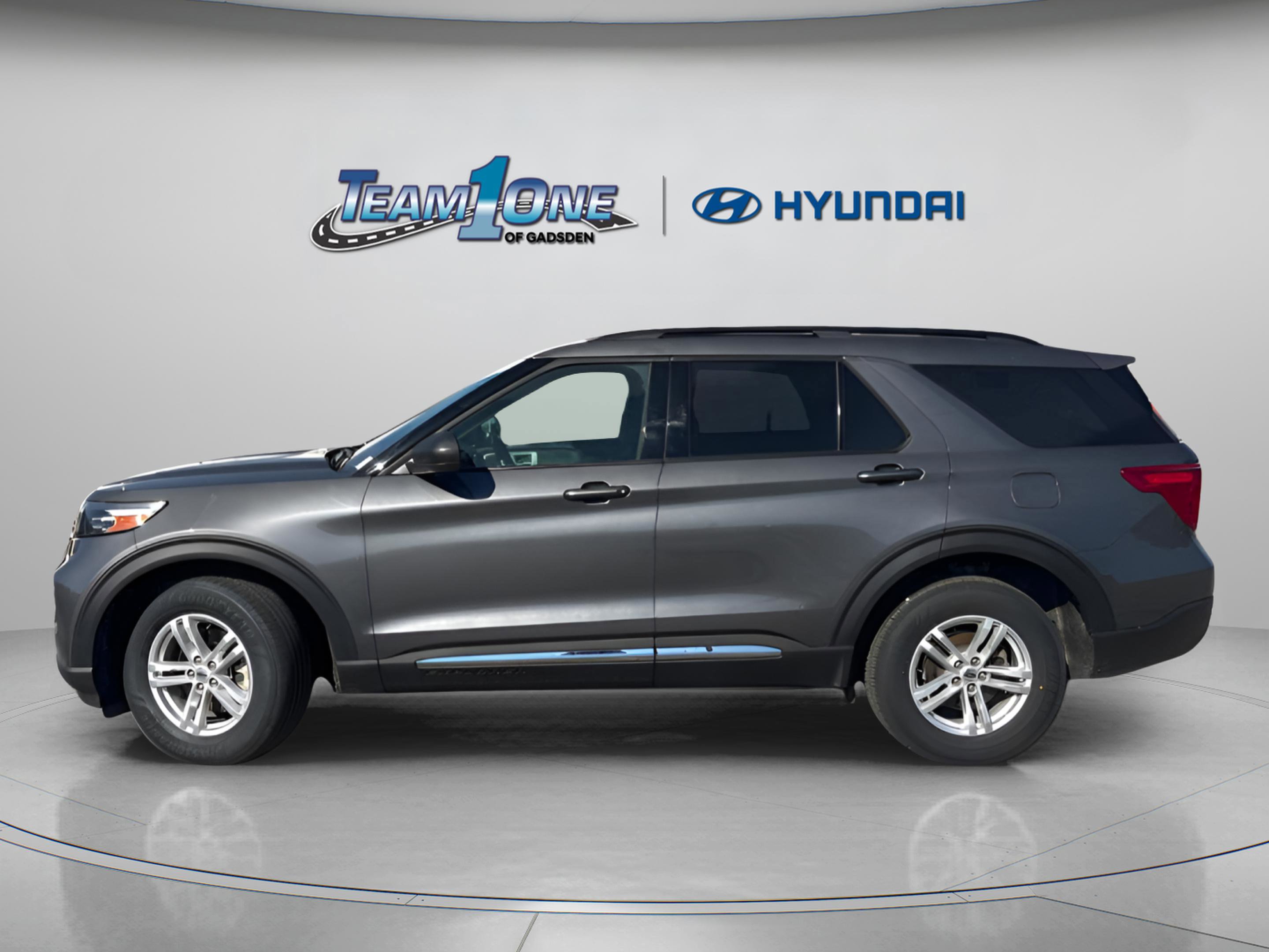 Used 2023 Ford Explorer XLT AWD/4WD image 5