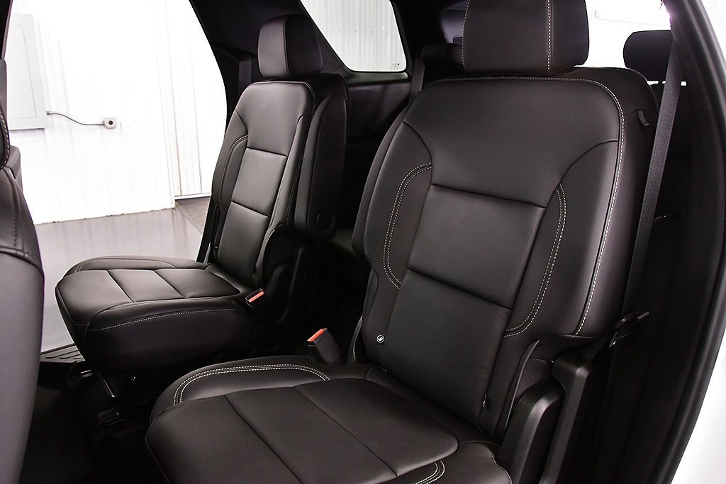 Used 2023 Chevrolet Traverse LT w/ Rear Camera Mirror Package image 29