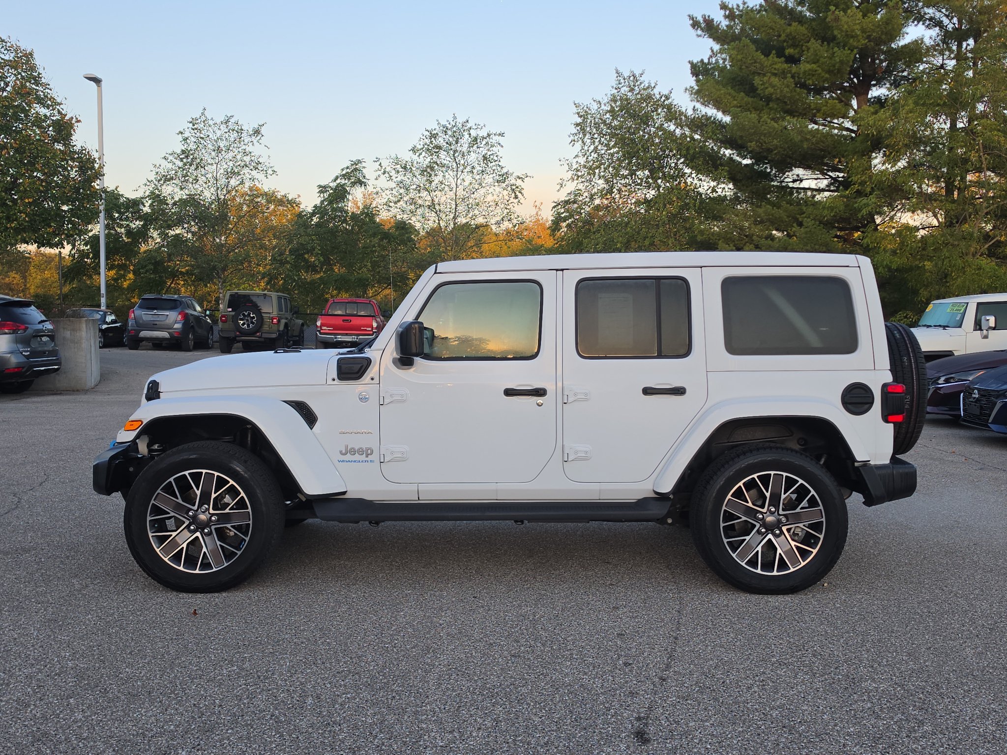 Used 2023 Jeep Wrangler Unlimited Sahara w/ Cold Weather Group AWD/4WD image 4