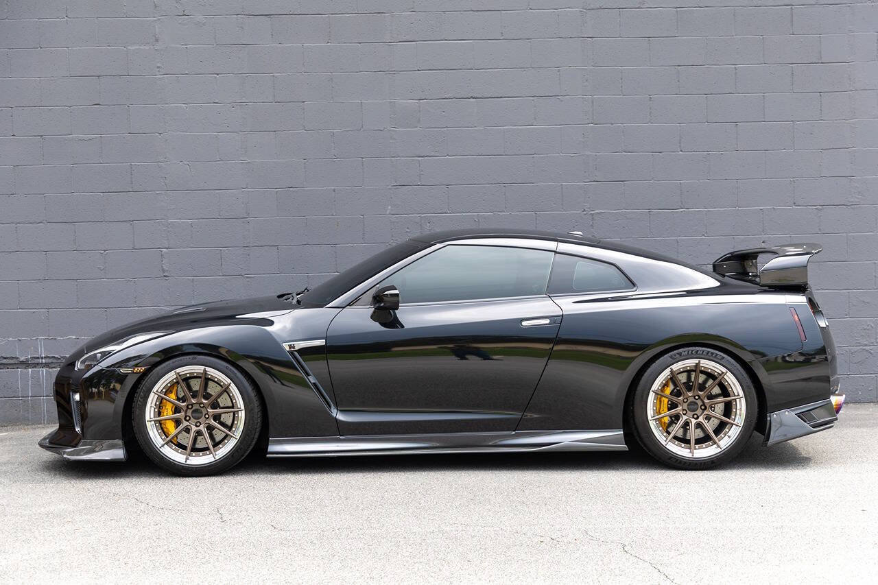 Used 2017 Nissan GT-R Premium w/ Premium Interior Package AWD/4WD image 4