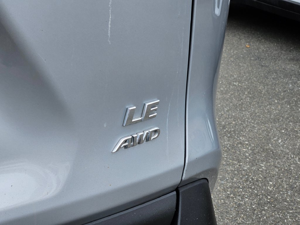 Used 2022 Toyota RAV4 LE AWD/4WD image 11