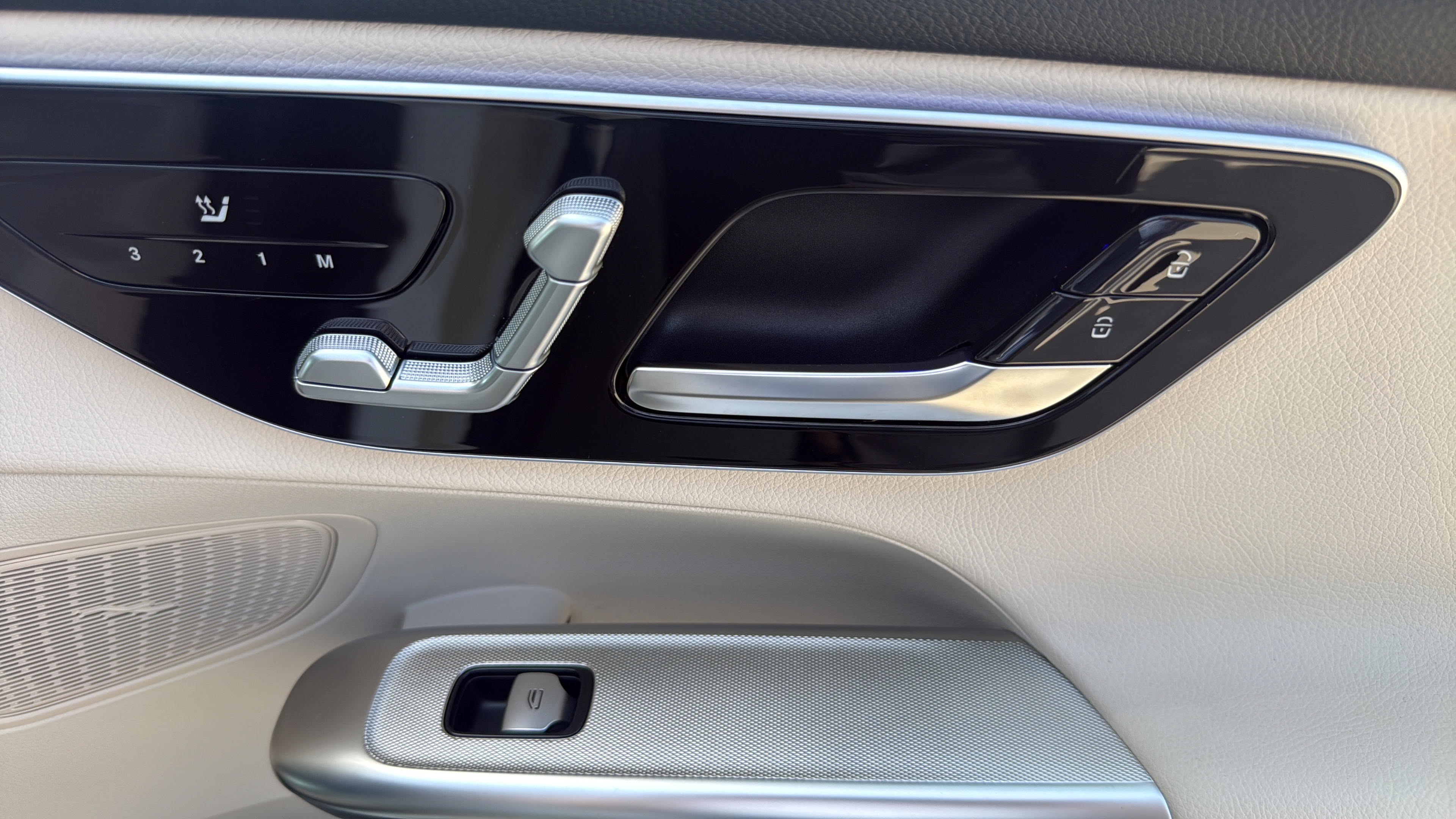 Certified 2025 Mercedes-Benz GLC 300 4MATIC image 27