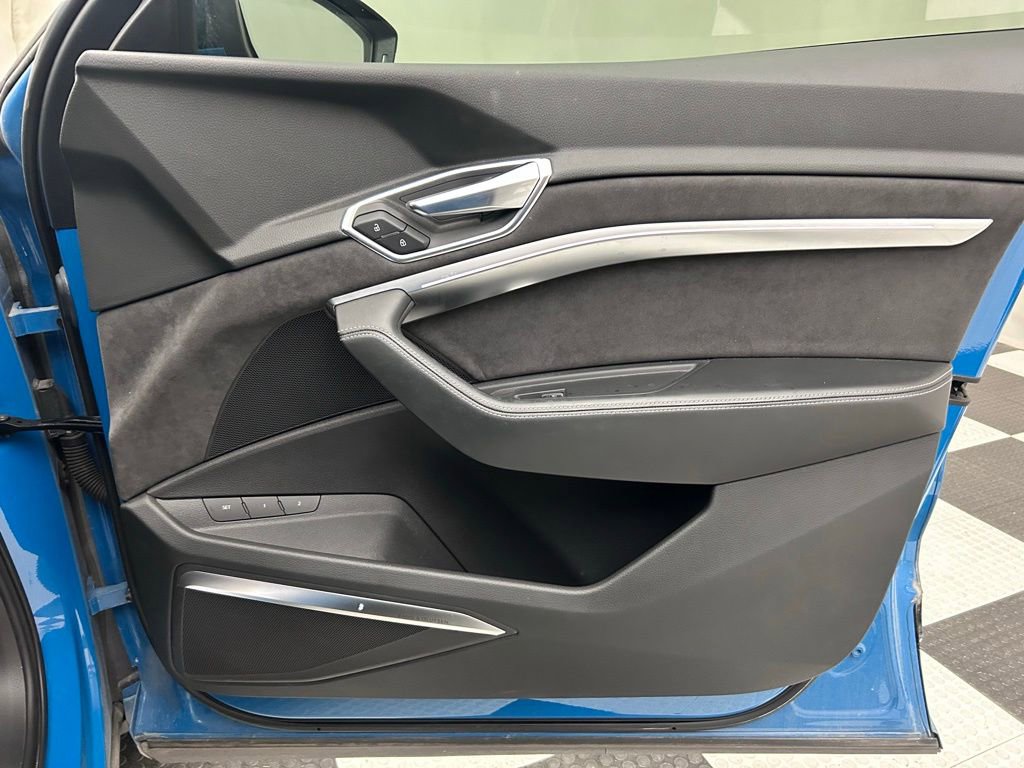Used 2019 Audi e-tron Prestige w/ Prestige Package AWD/4WD image 16