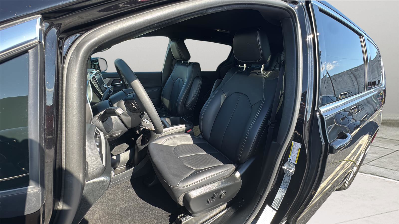 Used 2025 Chrysler Pacifica Select FWD image 14