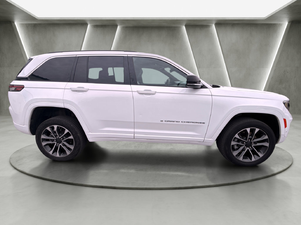 Used 2023 Jeep Grand Cherokee Overland w/ Luxury Tech Group IV AWD/4WD image 2
