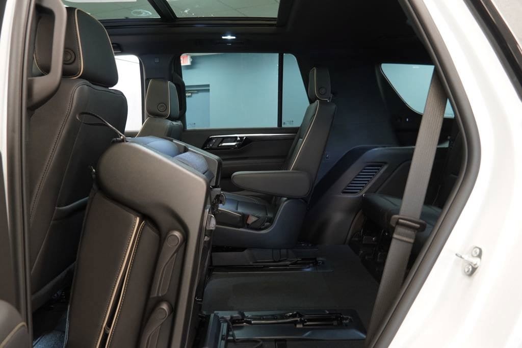 New 2025 Chevrolet Tahoe Premier w/ Sun And Tow Package AWD/4WD image 32