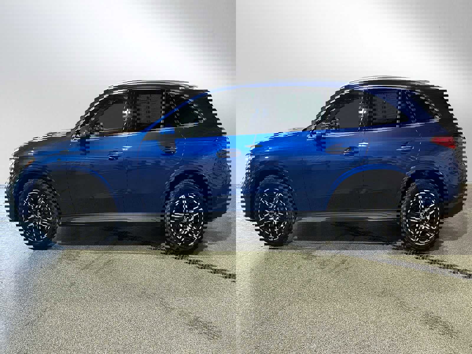 Used 2024 Mercedes-Benz GLC 300 4MATIC image 4