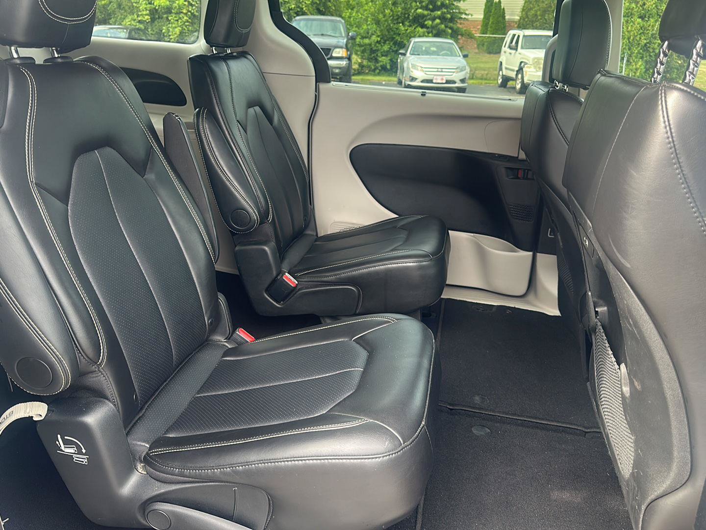 Used 2024 Chrysler Pacifica Touring-L FWD image 17