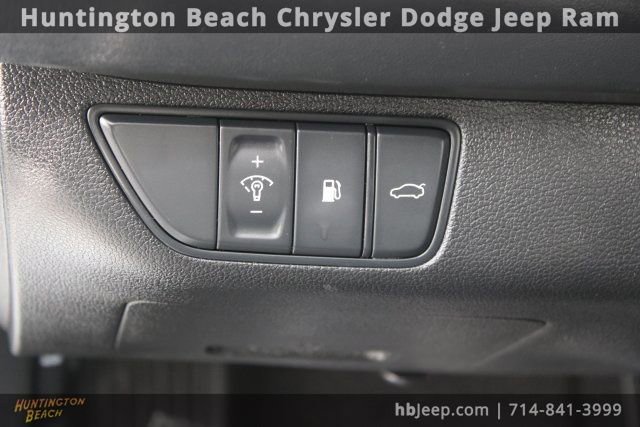 Used 2025 Genesis G70 2.5T image 12