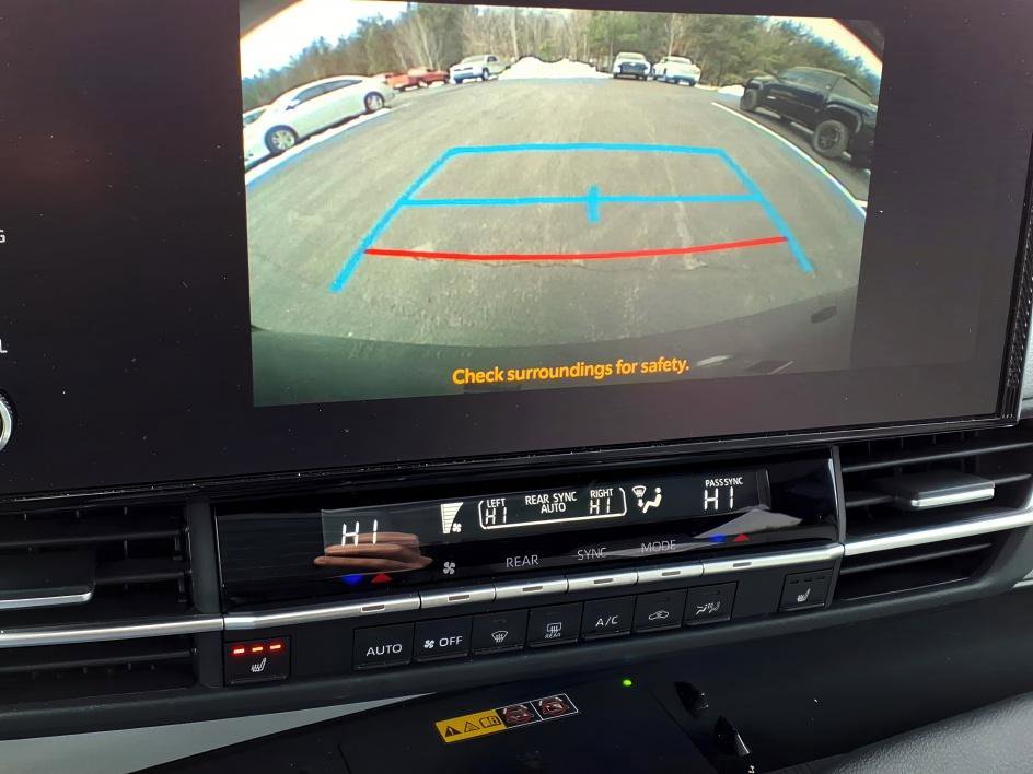 Used 2025 Toyota Sienna XLE image 19