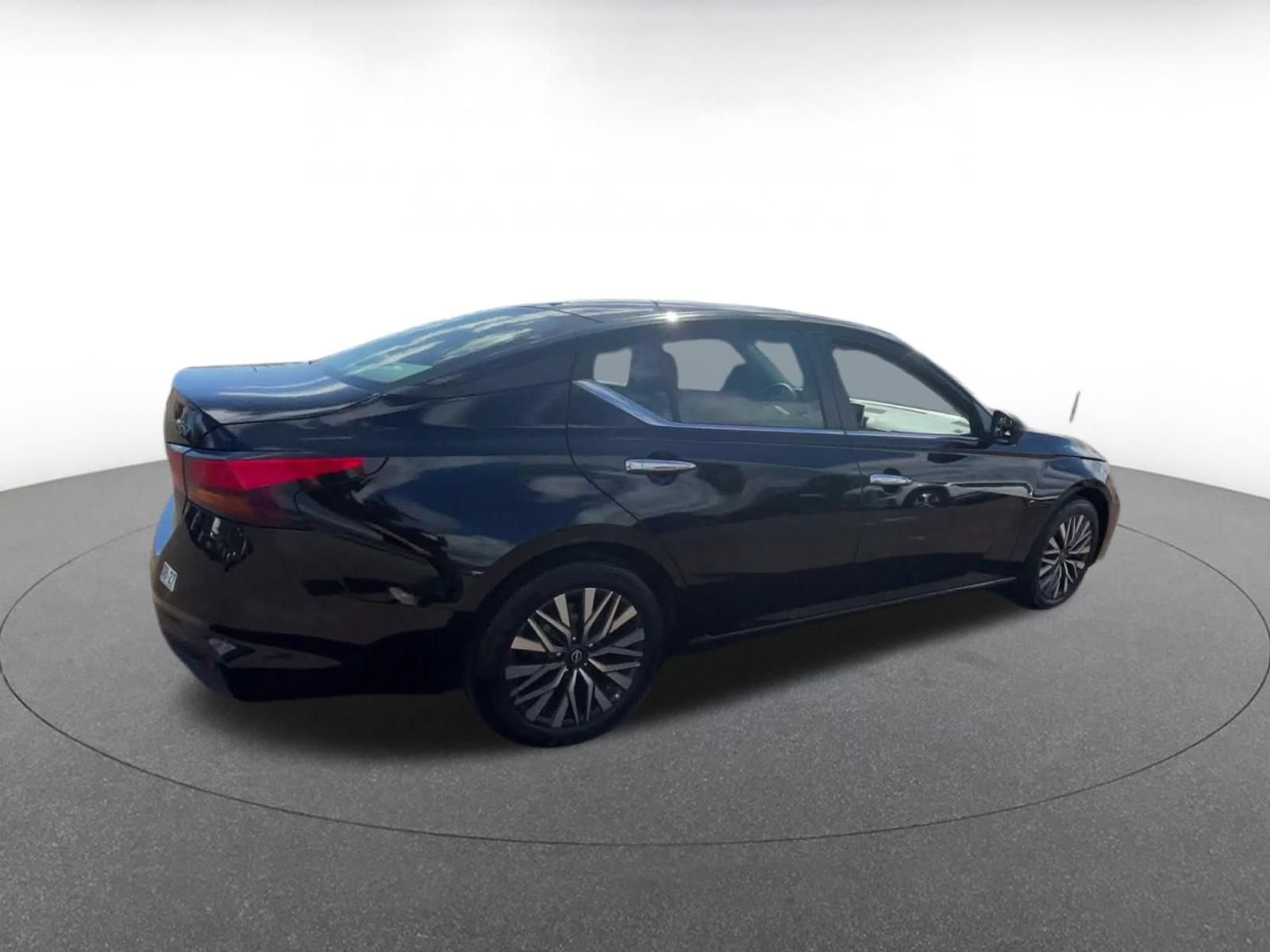Used 2024 Nissan Altima 2.5 SV FWD image 13