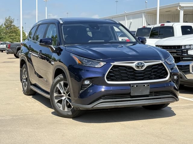 Used 2023 Toyota Highlander XLE FWD image 2