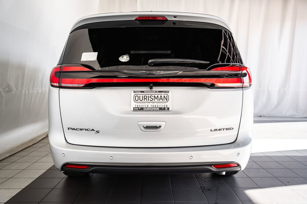 New 2026 Chrysler Pacifica Limited w/ Uconnect Theater Family Group image 5