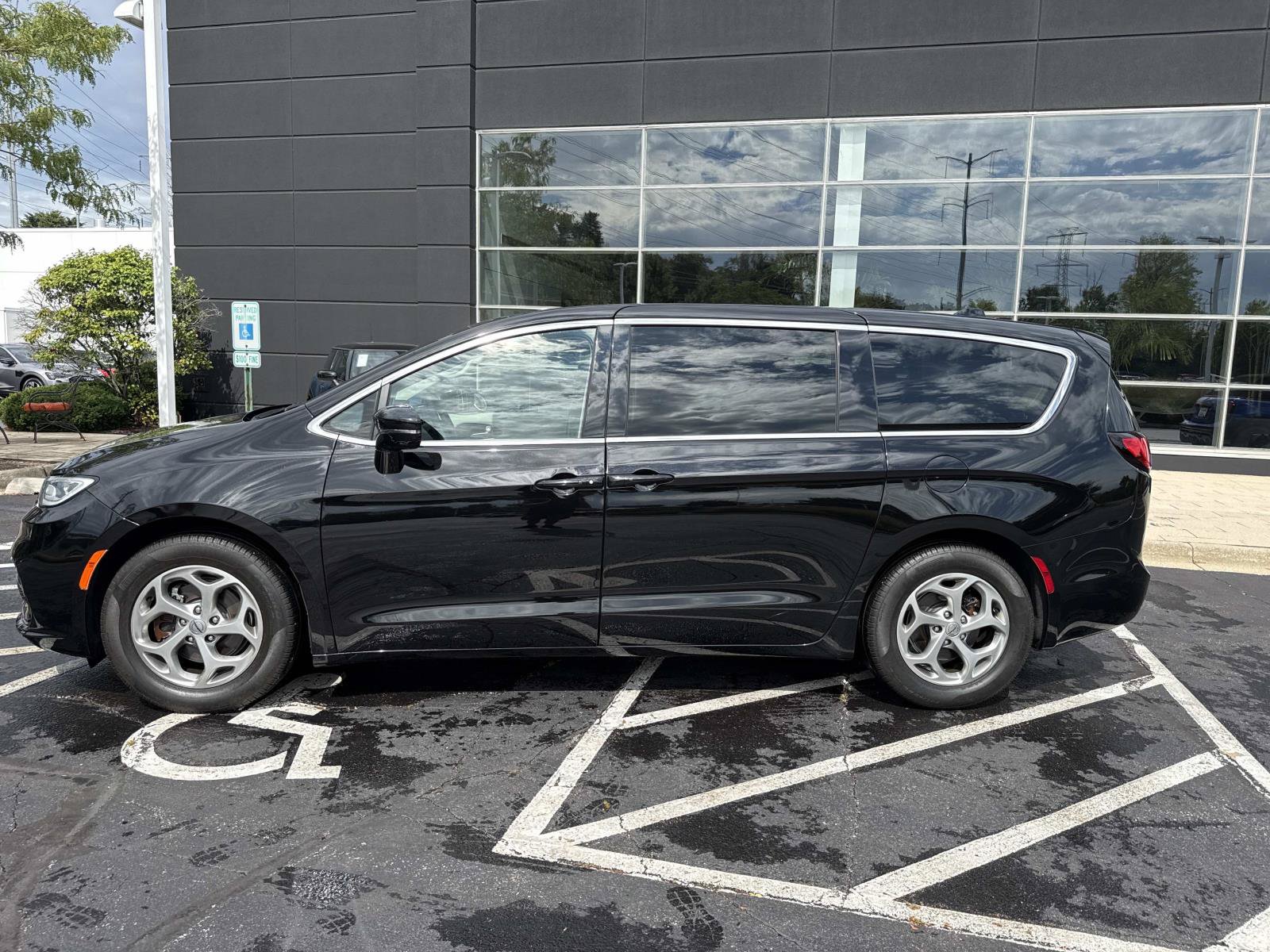 Used 2024 Chrysler Pacifica Limited FWD image 2