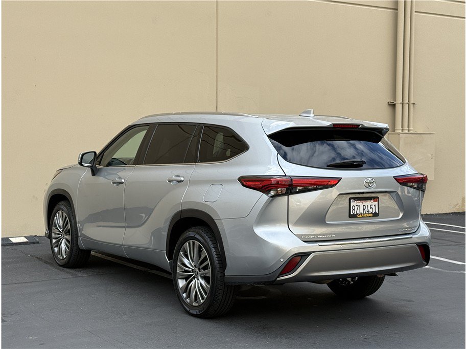 Used 2022 Toyota Highlander Platinum FWD image 4