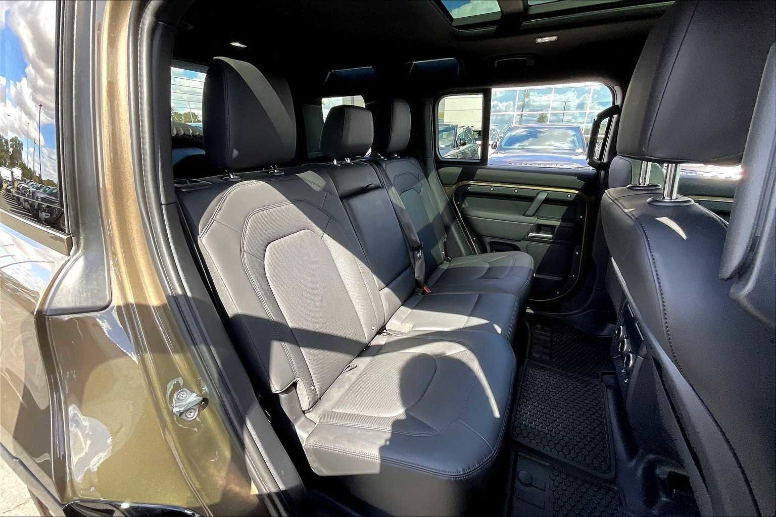 Used 2025 Land Rover Defender 110 X-Dynamic SE image 30