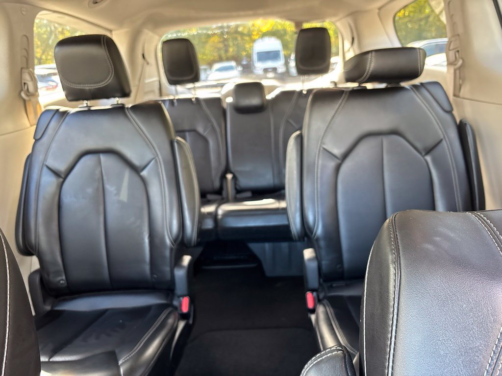 Used 2024 Chrysler Pacifica Touring-L FWD image 22