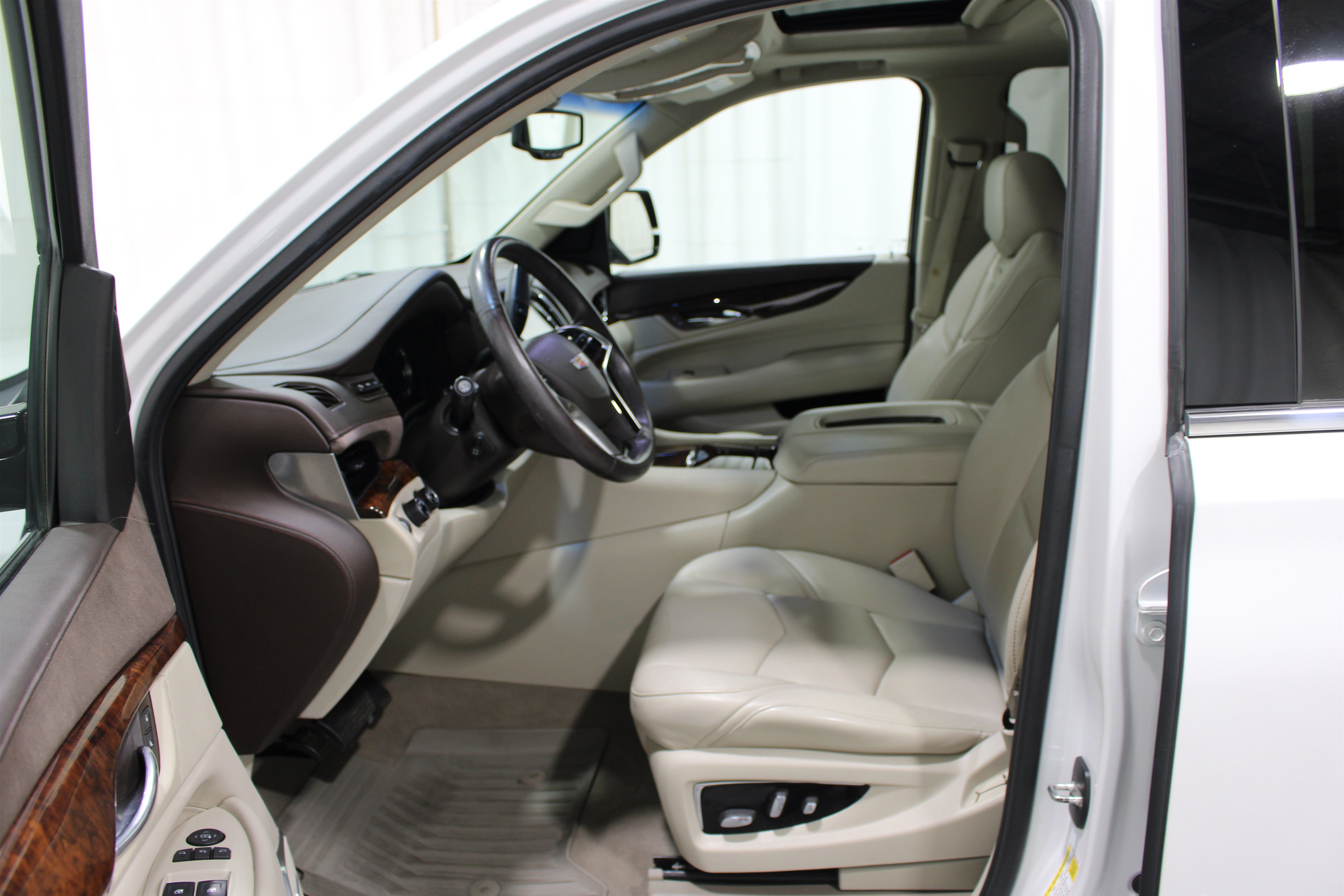 Used 2016 Cadillac Escalade Luxury AWD/4WD image 3