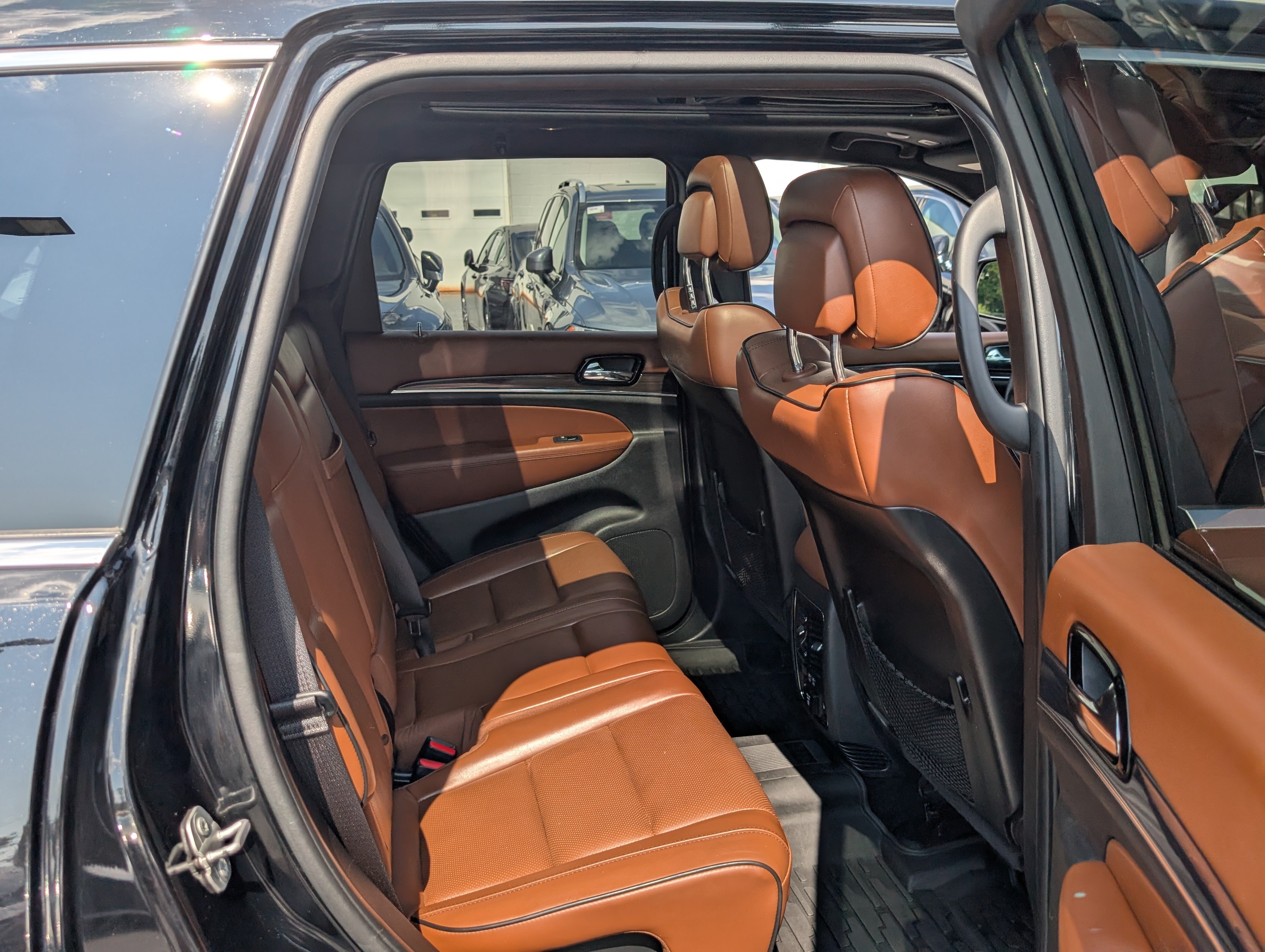 Used 2020 Jeep Grand Cherokee Overland AWD/4WD image 12