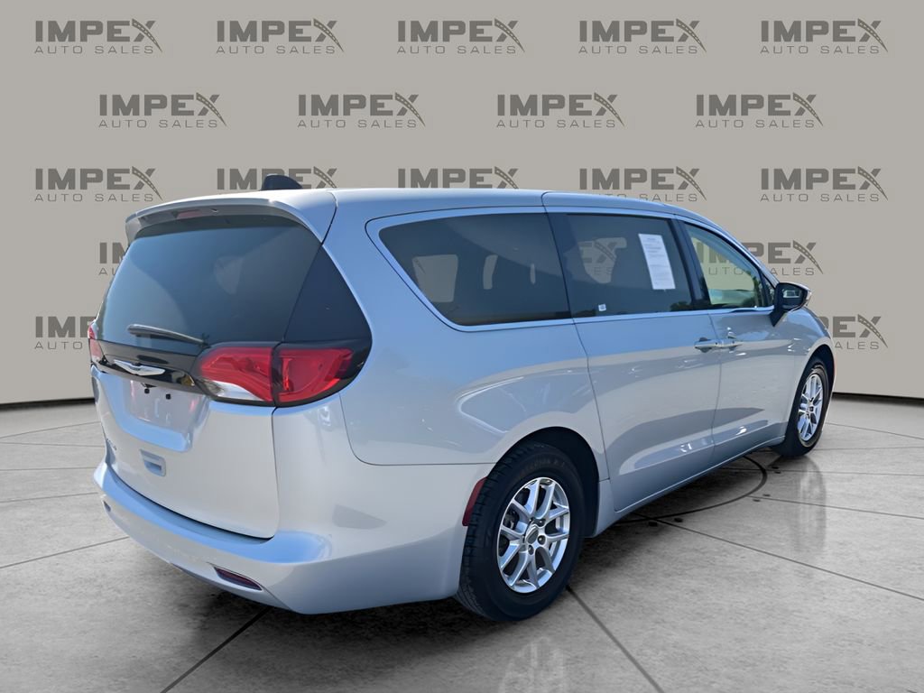 Used 2023 Chrysler Voyager LX FWD image 5