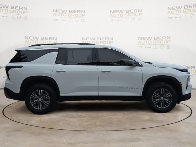 Used 2025 Chevrolet Traverse LT FWD image 6